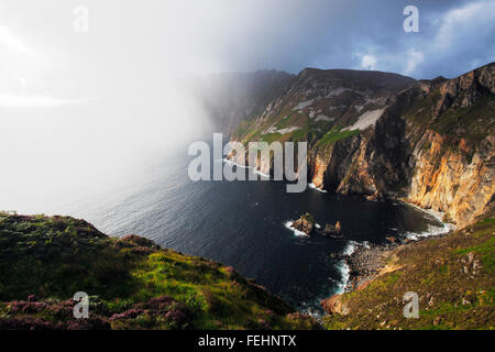 starker Regendusche vor dem Sonnenuntergang am Slieve League (Irisch: Sliabh Liag) 601 m (1.972 ft) hohen Klippen in Irland Stockfoto