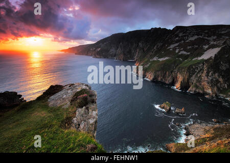 Sonnenuntergang am Slieve League (irisch: Sliabh Liag) - Bei 601 Meter (1.972 ft), die höchsten Klippen in Irland Stockfoto