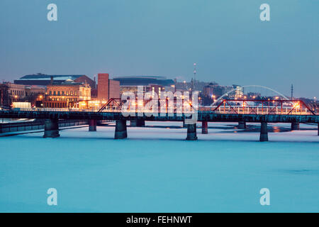 Des Moines Skyline Accros Moines Fluß eingefroren. Des Moines, Iowa, USA. Stockfoto