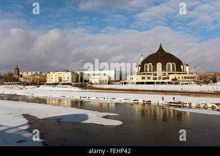 Am Kai des Flusses UPA in Tula in Russland im Museum der Arme Helm anzeigen Stockfoto