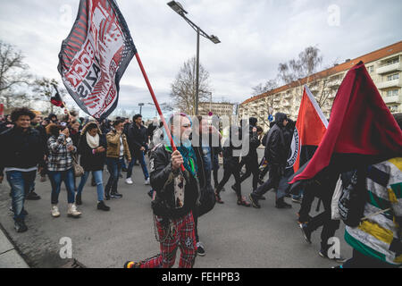 Dresden, Deutschland, 6. Februar 2016. Verschiedenen Fraktionen der antifaschistischen Bewegung marschieren in Dresdens Altstadt, unter dem Banner des europaweiten Rallye "Solidarität ohne Grenzen". Die Demonstration ist gegen die europaweite Pegida-Rallye "Festung Europa". Bildnachweis: Leon Breiter/Alamy Live-Nachrichten Stockfoto