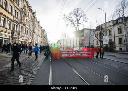 Dresden, Deutschland, 6. Februar 2016. Verschiedenen Fraktionen der antifaschistischen Bewegung marschieren in Dresdens Altstadt, unter dem Banner des europaweiten Rallye "Solidarität ohne Grenzen". Die Demonstration ist gegen die europaweite Pegida-Rallye "Festung Europa". Bildnachweis: Leon Breiter/Alamy Live-Nachrichten Stockfoto