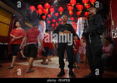 Surabaya, Indonesien. 7. Februar 2016. Indonesische Polizisten bewaffnet Wache stehen beim chinesischen Neujahrsfest in Hong San Ko-Tee-Tempel. Das chinesische Neujahr, bekannt als das Frühlingsfest oder Lunar New Year Feiern am 8. Februar das Jahr des Affen begrüßen zu dürfen. Chinese New Year ist das wichtigste fest im chinesischen Kalender und wird gefeiert in ganz Asien. Bildnachweis: Robertus Pudyanto/Pacific Press/Alamy Live-Nachrichten Stockfoto