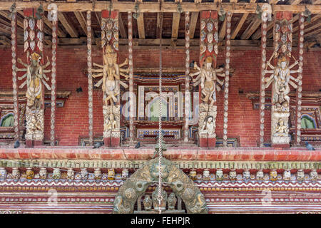 Nepal, Changu Narayan-Tempel.  Streben des Tempels vor April 2015 Dach Erdbeben. Stockfoto