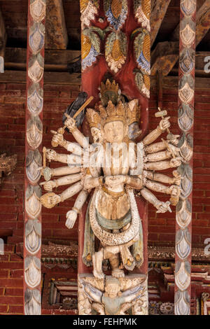 Nepal, Changu Narayan.  Tempel-Dach unterstützt in Form einer tantrischen Gottheit. Stockfoto