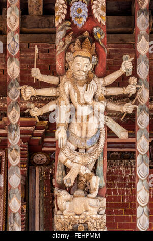 Nepal, Changu Narayan.  Tempel-Dach unterstützt in Form einer tantrischen Gottheit. Stockfoto