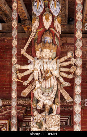 Nepal, Changu Narayan.  Tempel-Dach unterstützt in Form einer tantrischen Gottheit. Stockfoto