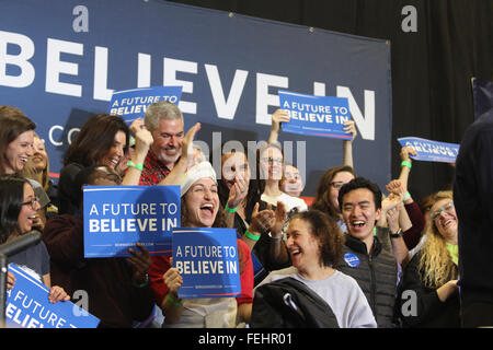 Portsmouth, New Hampshire, USA. 7. Februar 2016. Fans jubeln für Bernie Sanders, Kandidat für das Präsidentenamt in den Vorwahlen der Demokraten, bei der Bernie Sanders Get Out the Vote-Rallye zwei Tage vor der Präsidentschaftswahl Erststimmen New Hampshire. Bildnachweis: Susan Pease/Alamy Live-Nachrichten Stockfoto