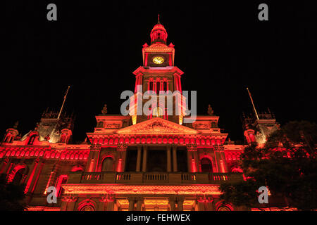 Sydney, Australien. 7. Februar 2016. Stadt von Sydney Town Hall gebadet in rot im Rahmen des diesjährigen chinesischen Lunar neue Festlichkeiten. Sehenswürdigkeiten in Sydney brannten in rote Ampeln, die traditionelle Farbe für Glück in China, während bunten chinesischen Tierkreiszeichen Laternen auf dem Display in der ganzen Stadt waren. Bildnachweis: Richard grau/Pazifik Presse/Alamy Live-Nachrichten Stockfoto