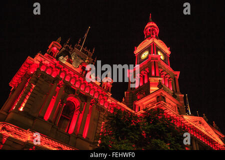 Sydney, Australien. 7. Februar 2016. Stadt von Sydney Town Hall gebadet in rot im Rahmen des diesjährigen chinesischen Lunar neue Festlichkeiten. Sehenswürdigkeiten in Sydney brannten in rote Ampeln, die traditionelle Farbe für Glück in China, während bunten chinesischen Tierkreiszeichen Laternen auf dem Display in der ganzen Stadt waren. Bildnachweis: Richard grau/Pazifik Presse/Alamy Live-Nachrichten Stockfoto