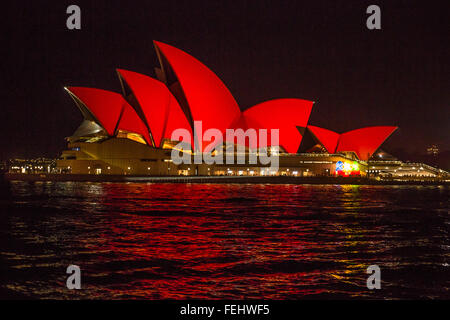 Sydney, Australien. 7. Februar 2016. Das Sydney Opera House gebadet rot die traditionelle chinesische Farbe für Glück. Als Teil der Stadt breite zeigt Lumiere und Laterne um chinesische Neujahr zu feiern. Sehenswürdigkeiten in Sydney brannten in rote Ampeln, die traditionelle Farbe für Glück in China, während bunten chinesischen Tierkreiszeichen Laternen auf dem Display in der ganzen Stadt waren. Bildnachweis: Richard grau/Pazifik Presse/Alamy Live-Nachrichten Stockfoto