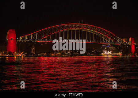 Sydney, Australien. 7. Februar 2016. Die Sydney Harbour Bridge rot beleuchtet, das kommende Jahr des Affen zu feiern. Sehenswürdigkeiten in Sydney brannten in rote Ampeln, die traditionelle Farbe für Glück in China, während bunten chinesischen Tierkreiszeichen Laternen auf dem Display in der ganzen Stadt waren. Bildnachweis: Richard grau/Pazifik Presse/Alamy Live-Nachrichten Stockfoto