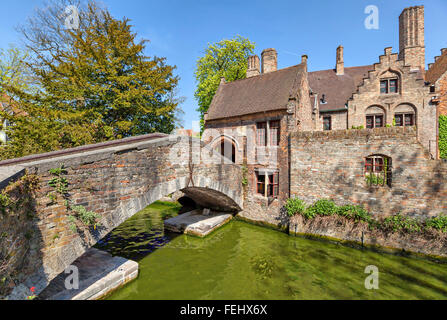 Kleine alte Brücke und flämischen Stil Haus in Brügge, Belgien Stockfoto