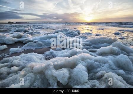 Schaum des Meeres an der Küste der Nordsee in Knokke-Heist, Belgien Stockfoto