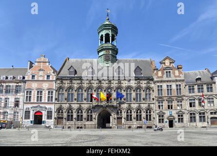 Gotische Rathaus und die Renaissance Bell tower auf dem Grand Place Platz in Mons, Belgien Stockfoto