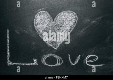 Handschriftliche Nachricht an einer Schule Tafel zeichnen mit illustrierten Herzen als Symbol, Konzept der Liebe in diesem Valentine Stockfoto