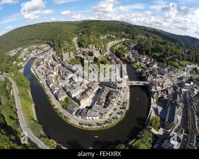 Luftbild auf belgische Stadt La Roche-En-Ardenne mit Fluss Ourthe, Kirche und Ruine der mittelalterlichen Burg Stockfoto