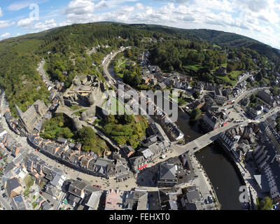 Luftbild auf belgischen Stadt La Roche-En-Ardenne mit Ruinen der mittelalterlichen Burg, Fluss und Kirche Stockfoto