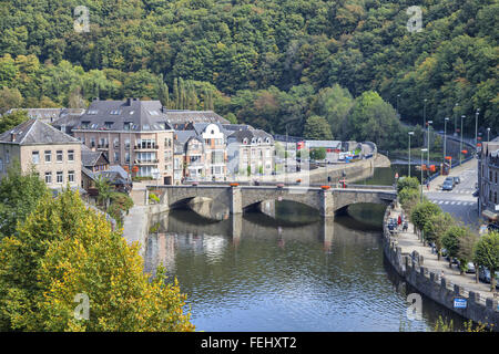 Brücke über die Rive Ourthe in La Roche-En-Ardenne, Belgien Stockfoto