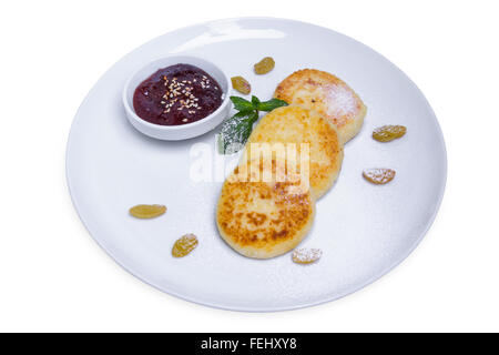 Quark-Pfannkuchen mit Marmelade und Puderzucker, isoliert mit Beschneidungspfad Stockfoto