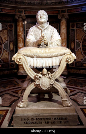 Statue von Papst Pius IX kniend in der Krypta der Geburt zur Basilika Santa Maria Maggiore in Rom Stockfoto