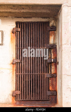 Alte rostige Tür in Form von einem dicken Metall Rost Stockfoto