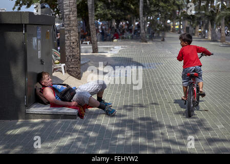 Betrunkene Straße. Mann schläft auf der Straße. Pattaya Beach Road Thailand S. E. Asien. Stockfoto