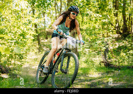 GOMEL, Weißrussland - 7. Juni 2015: Mountain Bike Radsportler Track am sonnigen Tag, gesunde Lebensweise aktive Sportler Sport treiben Stockfoto