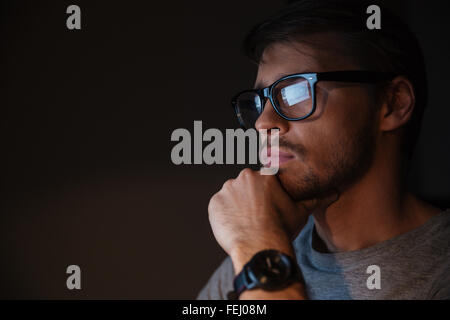 Nahaufnahme von schweren fokussierte gut aussehender Mann in Gläsern auf Bildschirm Stockfoto