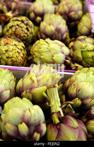 Artischocken auf einem Markt in Campo de' Fiori in Rom. Stockfoto