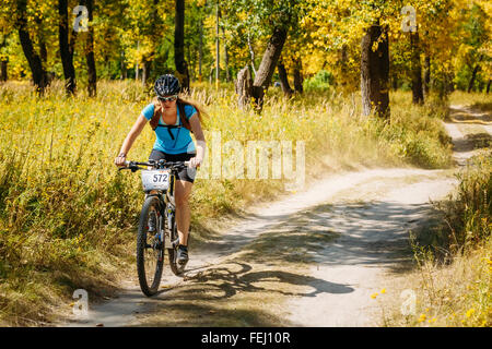 Gomel, Weißrussland - 9. August 2015: Mountain Bike Radsportler Track am sonnigen Tag, gesunde Lebensweise aktive Sportler Sport treiben. Stockfoto