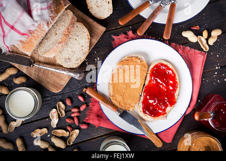 Erdnussbutter und Marmelade Sandwich auf einem rustikalen Tisch. Direkt von oben fotografiert. Stockfoto