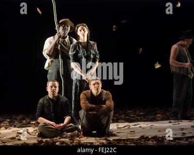 Nick Monu (l-R) Marina Galic, Kristov van Boven (l-R), Rafael Stachowiak und Bert Luppes in "The Grapes of Wrath" nach Steinbecks Roman, der durch das Hamburger Thalia-Theater inszeniert wurde. Uraufführung am 23. Januar 2016, Regie: Luc Perceva Stockfoto