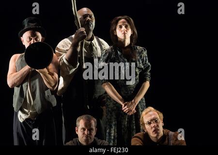 Bert Luppes (l-R), Nick Monu, Marina Galic, Kristov van Boven und Rafael Stachowiak in "The Grapes of Wrath" nach Steinbecks Roman, der durch das Hamburger Thalia-Theater inszeniert wurde. Uraufführung am 23. Januar 2016, unter der Regie von Luc Perceval. Stockfoto