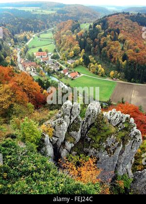 Blick von der Burg Hohengundelfingen in der Nähe von Münsingen-Gundelfingen (Deutschland) im Tal "Großen Lautertal" auf der Schwäbischen Alb. Der Tal ist Teil der Biosphäre reservieren "Schwäbische Alb". Foto: 11. Oktober 2015. Stockfoto