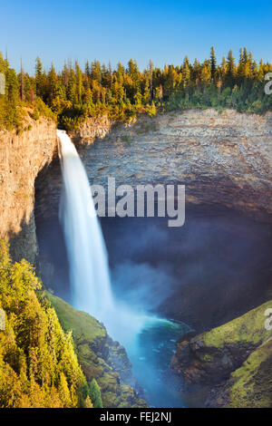 Die Helmcken Falls im Wells Gray Provincial Park, Britisch-Kolumbien, Kanada. Fotografiert an einem hellen, sonnigen Tag. Stockfoto