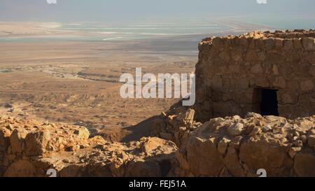 Masada, eine alte Festung im südlichen Bezirk von Israel, mit Blick auf das Tote Meer. Februar 2015. Stockfoto