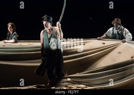 Marina Galic (l-R), Bert Luppes und Nick Monu in "The Grapes of Wrath" nach Steinbecks Roman, der durch das Hamburger Thalia-Theater inszeniert wurde. Uraufführung am 23. Januar 2016, unter der Regie von Luc Perceval. Foto: Christian Fürst Stockfoto