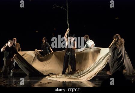 Kristov van Boben (l-R), Rafael Stachowiak, Marina Galic, Bert Luppes, Nick Monu und Maria Shulga in "The Grapes of Wrath" nach Steinbecks Roman, der durch das Hamburger Thalia-Theater inszeniert wurde. Uraufführung am 23. Januar 2016, unter der Regie von Lu Stockfoto