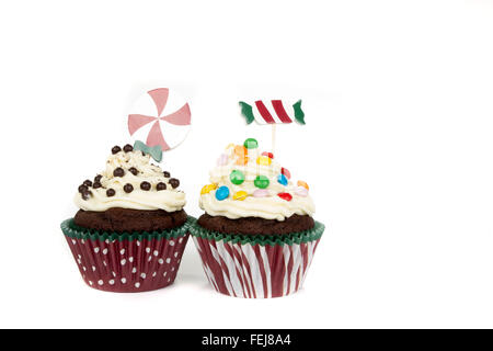 verzierte Schokoladen-Muffins mit Sahne und Schokolade-chips Stockfoto