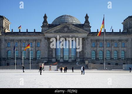 Deutschland: Frontansicht des Deutschen Bundestages in Berlin. Foto vom 22. Januar 2016. Stockfoto