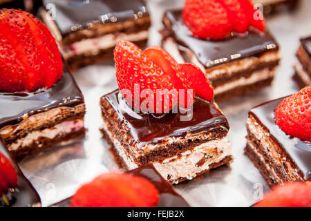 Schokoladenkuchen mit Erdbeere auf Holztisch Stockfoto