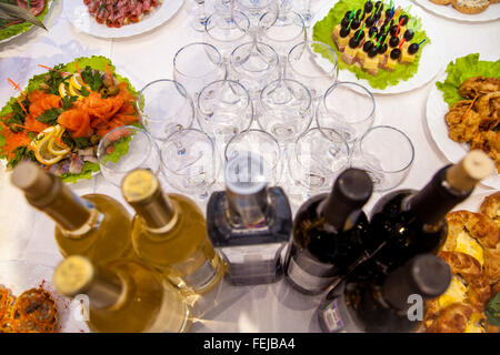 Leere Gläser für Wein über einer Bar rack Stockfoto