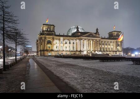 Deutschland: Frontansicht des Deutschen Bundestages in Berlin. Foto vom 22. Januar 2016. Stockfoto