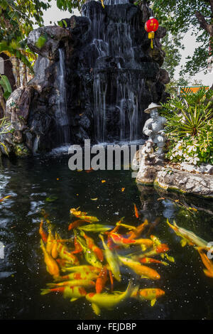 Wat Pho Karpfen Teich - Wat Pho auch bekannt als Wat Phra Chetuphon oder Tempel des liegenden Buddha, ist ein buddhistischer Tempel in Ban Stockfoto