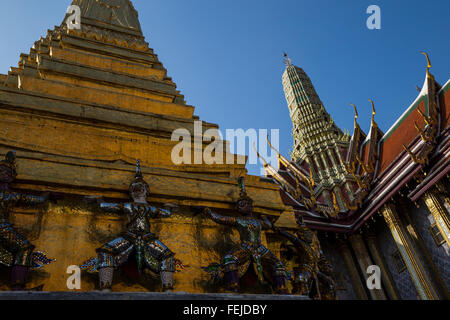 Wat Phra Kaeo, der Tempel des Smaragd-Buddha, seine vollständige offizielle Bezeichnung ist Wat Phra Sri Rattana Satsadaram. Stockfoto