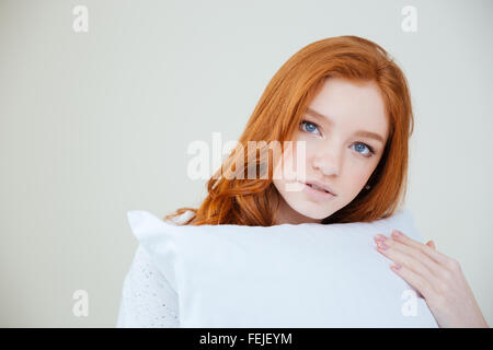 Schöne rothaarige Frau Blick in die Kamera auf einem weißen Hintergrund isoliert Stockfoto