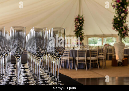 Champagner Gläser bereit, bei einer Hochzeit in einem Festzelt zu füllen Stockfoto