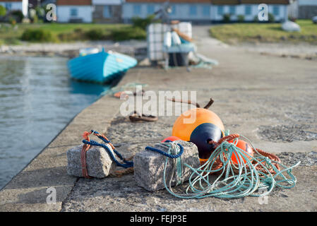 Fanggeräte - Boje, Anker, Seile auf der Hafen-Mole von Fischen Dorf Vik in Skane an der Ostküste von Schweden Stockfoto