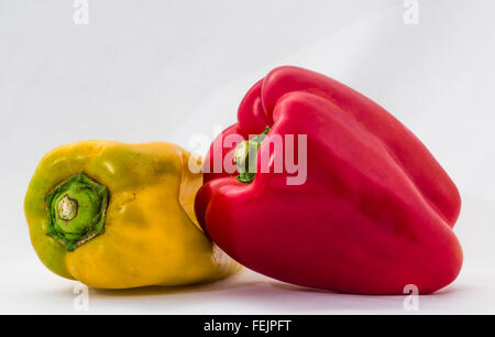 Frisches Bio-Gemüse: rote, gelbe Paprika, isoliert auf weißem Hintergrund. Stockfoto